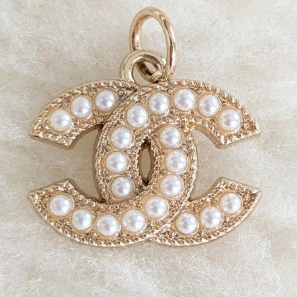 CHANEL Vintage Button Charm Logo Gold/Pearl 22mm